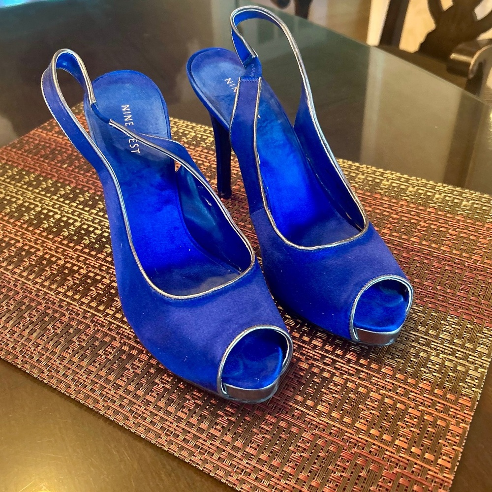 Nine West Sapphire Satin Peep Toe Slingback Heels with Gold Piping Size 10